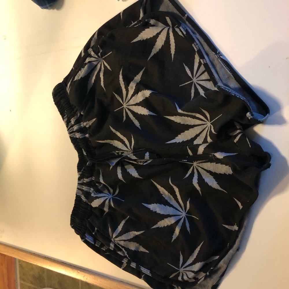 Black Leaf Print Women's Shorts
